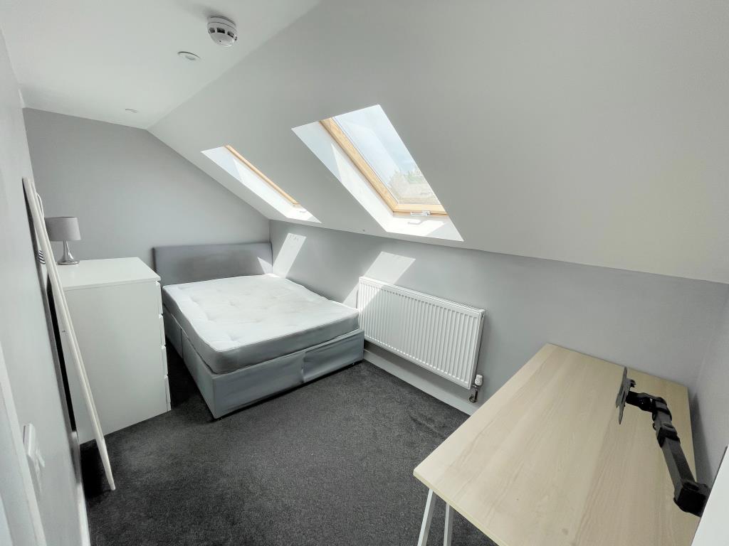 Lot: 133 - FOUR WELL-PRESENTED LETTING UNITS WITH POTENTIAL FOR A FIFTH UNIT - Bedroom with velux windows